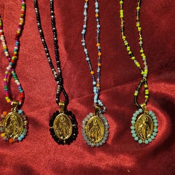 NWT ♥️ CATHOLIC NECKLACE ♥️ Glass Seed Beads on Silver Chain, w/Gold Virgin - Picture 4 of 4